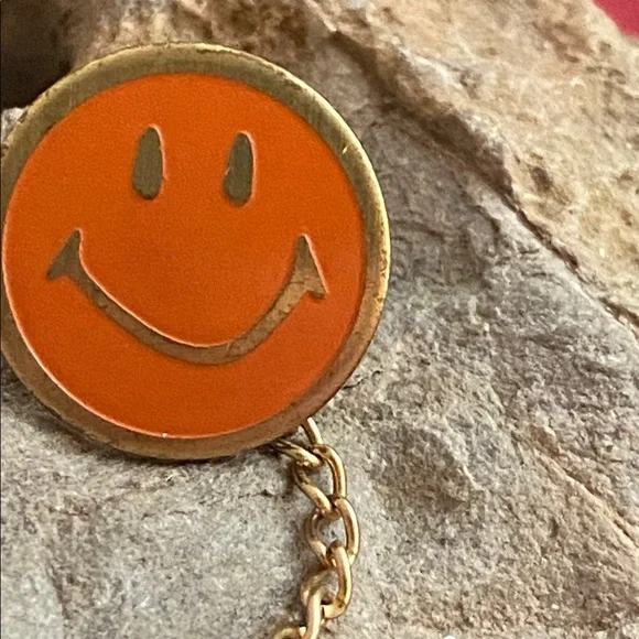5/$10❤️❤️❤️Vintage 70s Gold Tone Alloy Orange Enamel Smiley Face Tie Pin - Picture 3 of 5